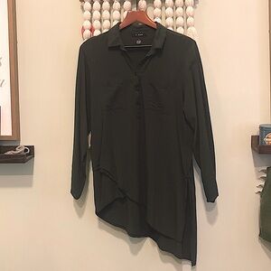 U-Knit Dark Green Asymmetrical Dress Shirt With Pockets Quarter Button Down